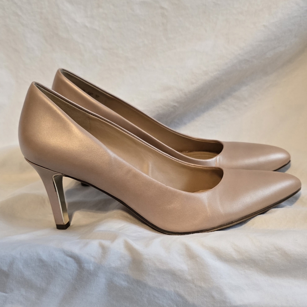 Naturalizer Nude Pumps With Gold Detail - Women's 10 W